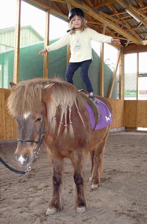 Heilpädagogisches Reiten - Übungen auf dem Pony